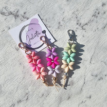 Load image into Gallery viewer, Flower Daisy Beaded Keychain - Purple Hue