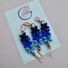 Load image into Gallery viewer, Flower Daisy Beaded Keychain - Blue Hue