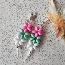 Load image into Gallery viewer, Flower Daisy Beaded Keychain - Pastel