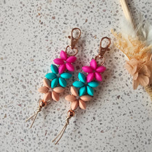 Load image into Gallery viewer, Flower Daisy Beaded Keychain - Pink Peach