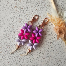 Load image into Gallery viewer, Flower Daisy Beaded Keychain - Purple Hue