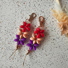 Load image into Gallery viewer, Flower Daisy Beaded Keychain - Purple Red