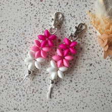 Load image into Gallery viewer, Flower Daisy Beaded Keychain - Pink White