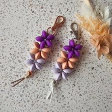 Load image into Gallery viewer, Flower Daisy Beaded Keychain - Purple Lilac