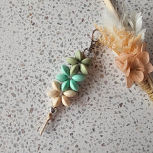 Load image into Gallery viewer, Flower Daisy Beaded Keychain - Pink Hue
