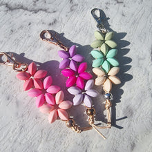 Load image into Gallery viewer, Flower Daisy Beaded Keychain - Pink Hue
